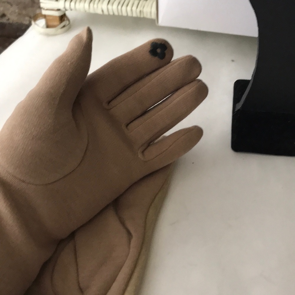 Beige touch screen gloves - Picture 4 of 5